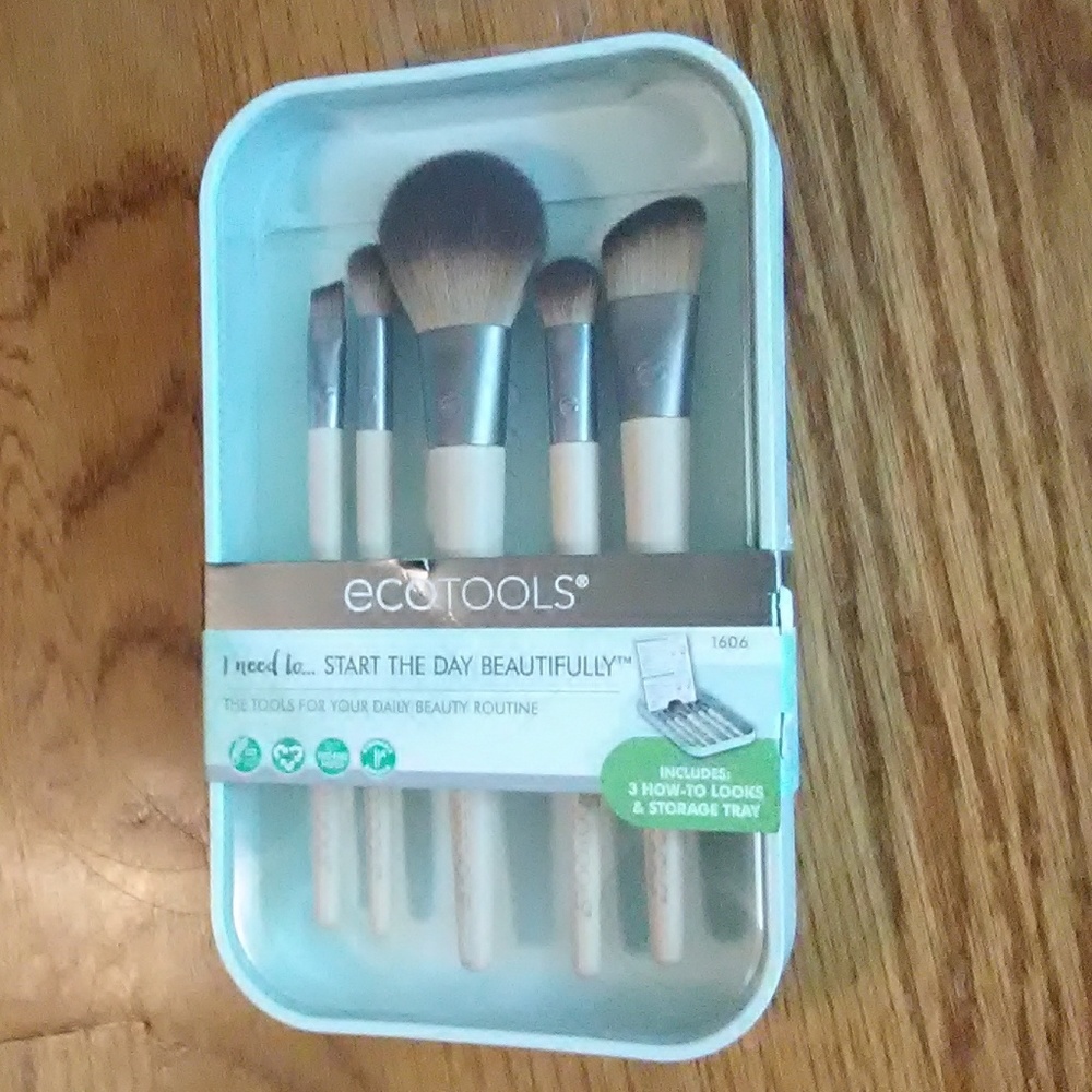 NIB 5 Piece Brush Set + Vanity Tray💄